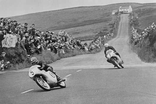 Luigi Taveri (#5) and Mike Hailwood (#7) - 1961 125 cc Isle of Man